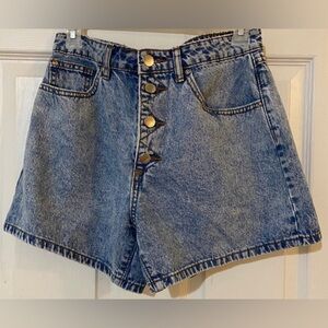 Forever 21 Denim Shorts 
Button Fly
Size 28